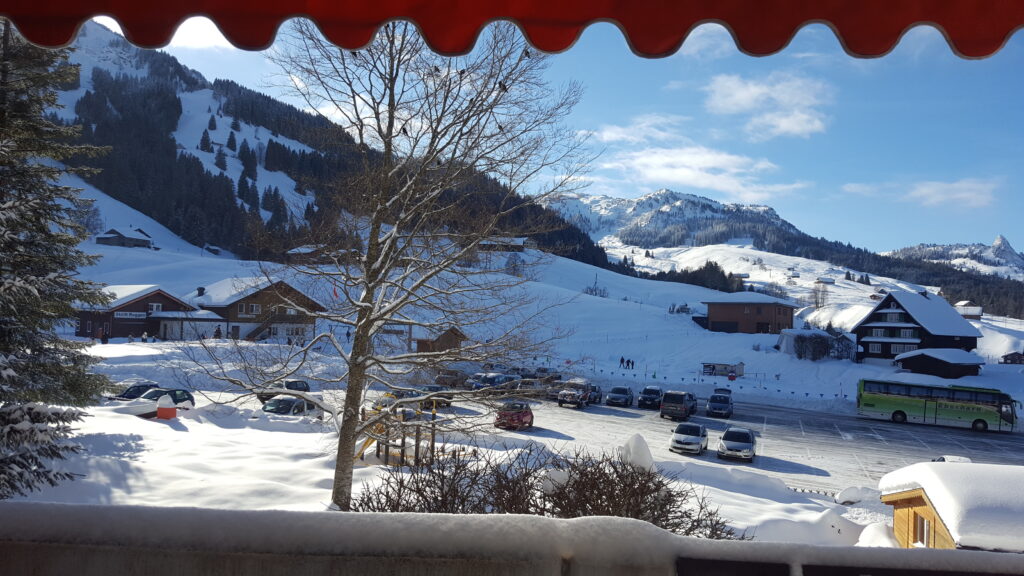 appartement Oberiberg aan de piste in winter met uitzicht op bergen