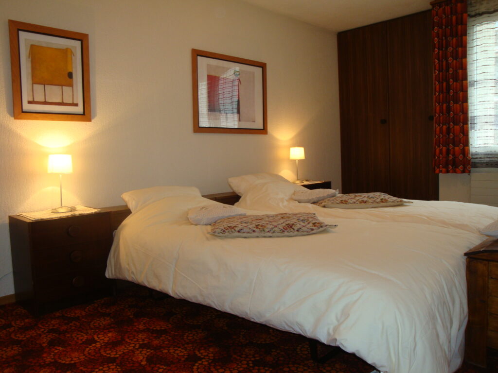 slaapkamer appartement Oberiberg Zwitserland
